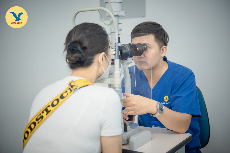 Khám và điều trị tại cơ sở y tế uy tín giúp người bệnh yên tâm về chi phí mổ mộng mắt
