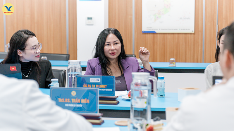 GS.TS EK Mengly (áo tím) - Người sáng lập, Chủ tịch Hội đồng Y khoa Bệnh viện Orchid (Campuchia)