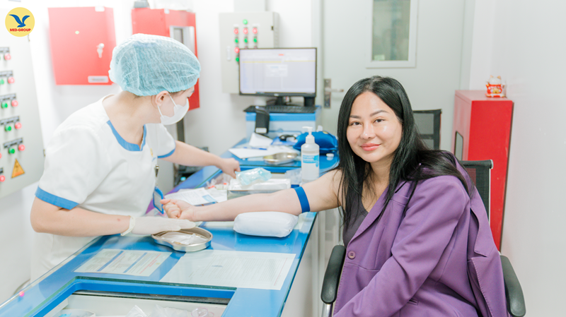 Trước khi tham quan và làm việc, GS.TS EK Mengly sử dụng dịch vụ xét nghiệm gen của MEDLATEC