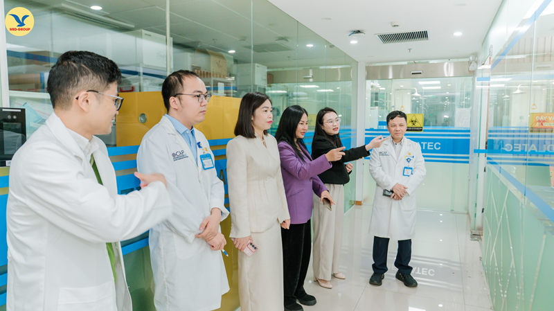 Chủ tịch Hội đồng Y khoa Bệnh viện Orchid tham quan Trung tâm Xét nghiệm, Trung tâm Giải phẫu Bệnh của MEDLATEC