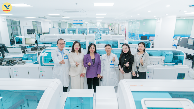 Các thành viên trong đoàn chụp hình lưu niệm tại Trung tâm Xét nghiệm MEDLATEC