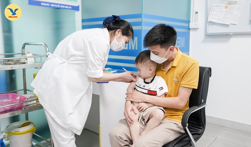 Tiêm phòng là cách giúp trẻ tăng cường sức đề kháng