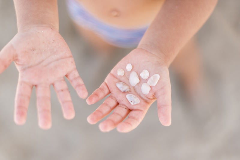 Trẻ cần được bôi thuốc trị bỏng đúng cách