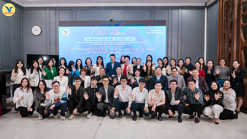 Các thầy cô giáo cùng gần 30 học viên lớp Cao học KK1 – Khóa 33, chuyên ngành Kế toán, Kiểm toán và Phân tích đến từ Viện Kế toán – Kiểm toán, Đại học Kinh tế Quốc dân đến tham quan Bệnh viện Quốc tế DoLife 