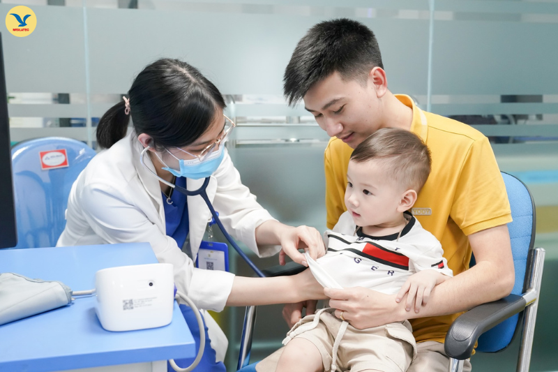 Cha mẹ nên đưa trẻ đi khám khi nhiệt miệng kéo dài, tái phát nhiều lần hoặc kèm sốt, bỏ ăn.