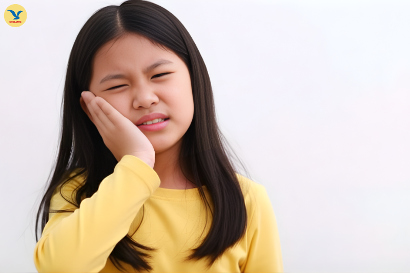 Hình ảnh trẻ bị nhiệt miệng với các vết loét nhỏ, màu trắng nhạt, viền đỏ xung quanh gây đau rát khi ăn uống.