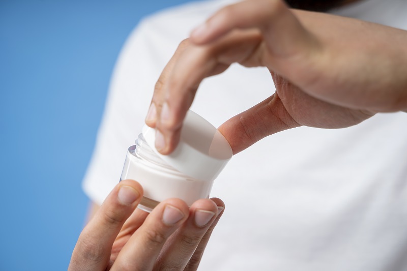 Chăm sóc da đúng cách và tuân thủ điều trị giúp kiểm soát ngứa và hạn chế tái phát vảy nến.