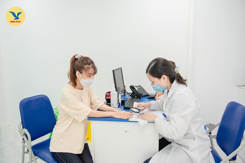 Người bệnh nên đi khám khi vảy nến gây ngứa nhiều, kéo dài hoặc có dấu hiệu nhiễm trùng da.