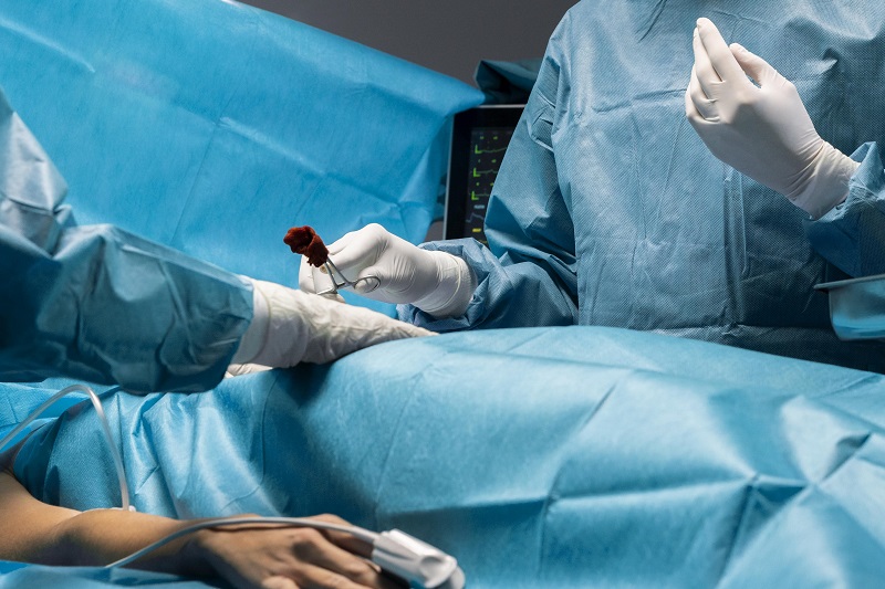 Phẫu thuật bướu cổ được chỉ định khi bướu lớn, gây chèn ép hoặc có nguy cơ ác tính.