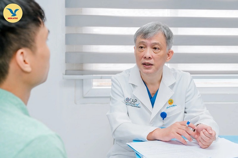 Người bệnh cần thăm khám bác sĩ chuyên khoa để chẩn đoán đúng và biết viêm tai giữa uống thuốc gì phù hợp với tình trạng của mình