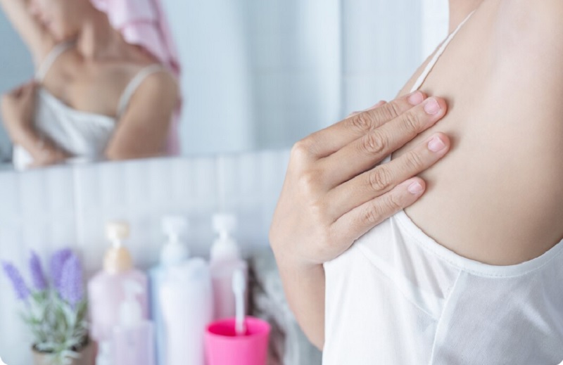 Thường xuyên tự kiểm tra vùng ngực giúp phát hiện sớm bất thường tại vú