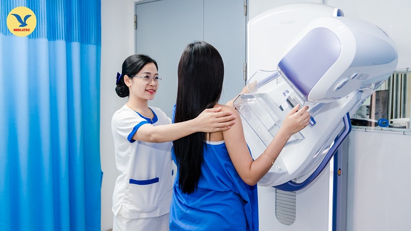 Khách hàng trong quá trình chụp nhũ ảnh tầm soát nguy cơ ung thư vú tại MEDLATEC