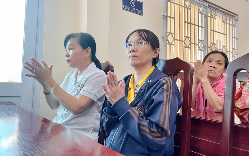 Chị Mai Đào Yên Phương (áo trắng) cùng bà con đón nhận niềm vui trong buổi trao quà 