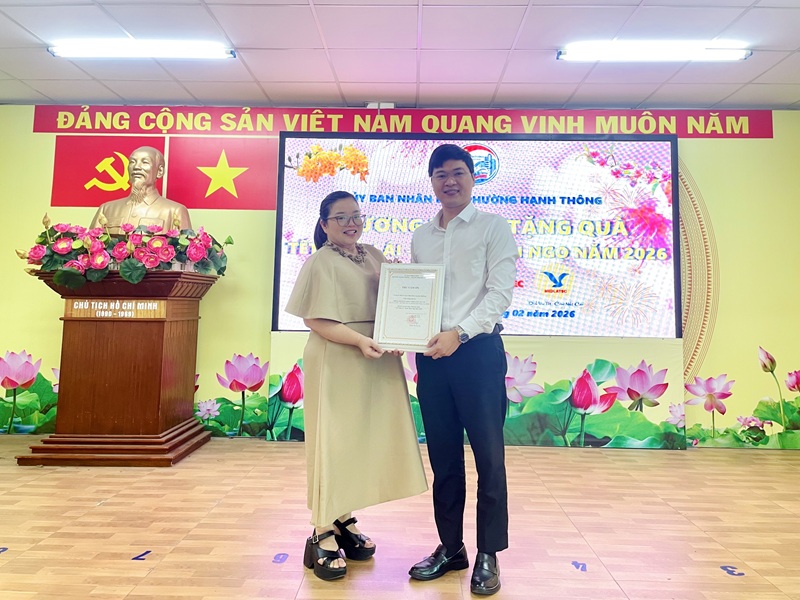 Bác sĩ Lê Đức Nguyên – Giám đốc điều hành MEDLATEC khu vực Đông Nam Bộ (bên phải), đại diện đơn vị nhận thư cảm ơn từ UBND phường Hạnh Thông