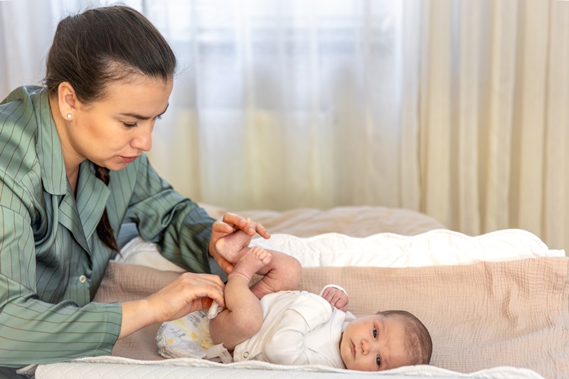 Mẹ có thể dùng kem dưỡng ẩm cho trẻ theo chỉ định của bác sĩ