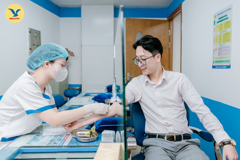 Trường hợp phải dùng thuốc trong thời gian dài, bạn cần đi khám định kỳ theo hướng dẫn của bác sĩ