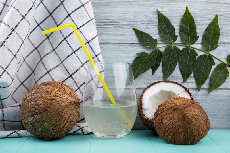 Uống nước dừa giúp cân bằng điện giải, bù nước cho cơ thể sau khi dùng bia rượu