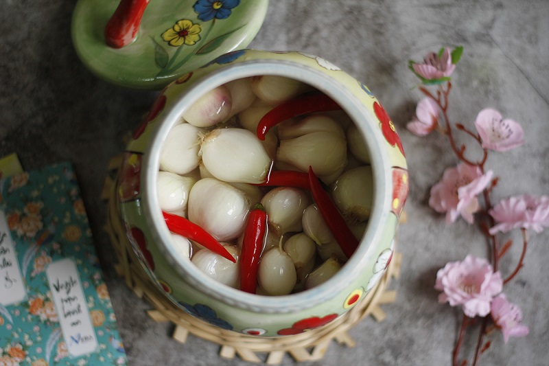 Hành muối nên bảo quản ngăn mát tủ lạnh để giảm độ chua và sử dụng được lâu