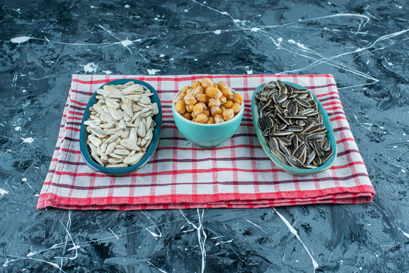 Vitamin E được tìm thấy trong hạt hướng dương có tác dụng chống oxy hóa, bảo vệ tế bào