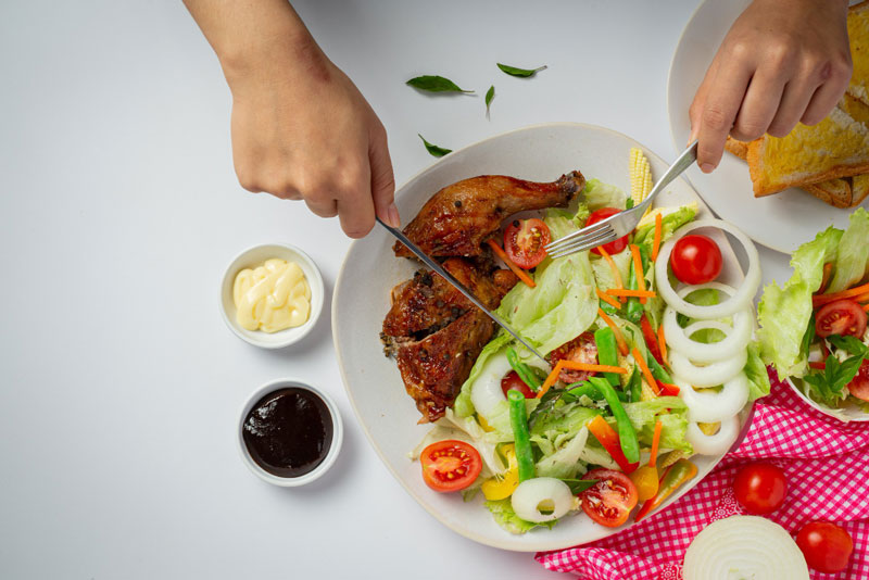 Bạn nên ăn thịt và ăn rau trước khi ăn bánh chưng