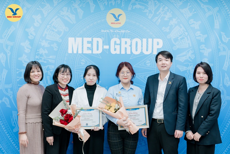 Ban Tổ chức trao giải cho các tổng đài viên xuất sắc nhất của cuộc thi sát hạch 