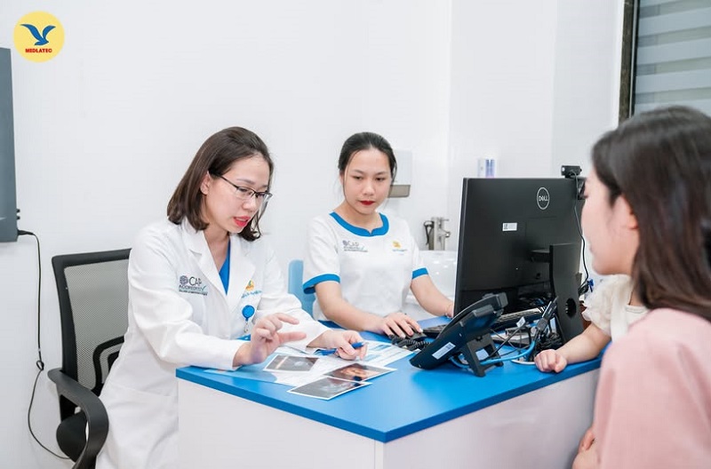 Bệnh nhân khám phụ khoa tại MEDLATEC được bác sĩ giải thích kết quả chẩn đoán và hướng dẫn điều trị