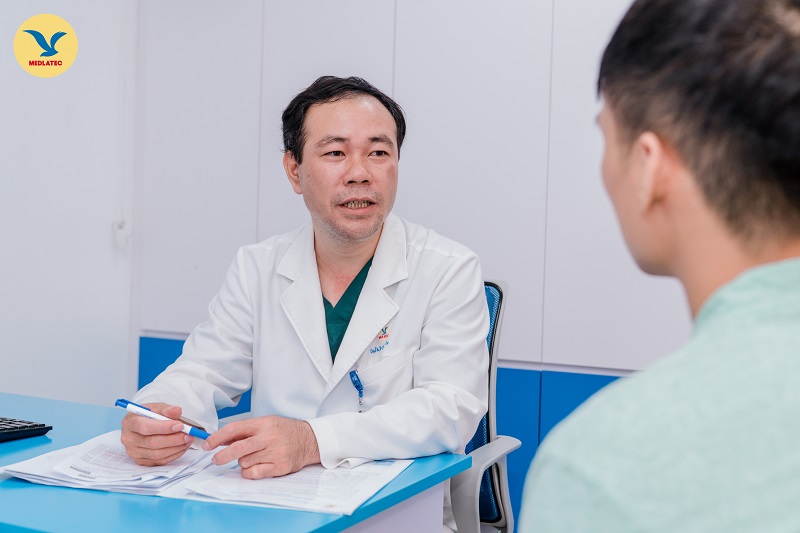 BSCKII. Nguyễn Văn Thưởng - Trưởng Khoa Ngoại Tổng hợp, Bệnh viện Đa khoa MEDLATEC, Phó Chủ tịch Hội Hậu môn Trực tràng Việt Nam những tháng cận Tết là thời điểm số người đến khám do trĩ, áp xe, rò hậu môn gia tăng