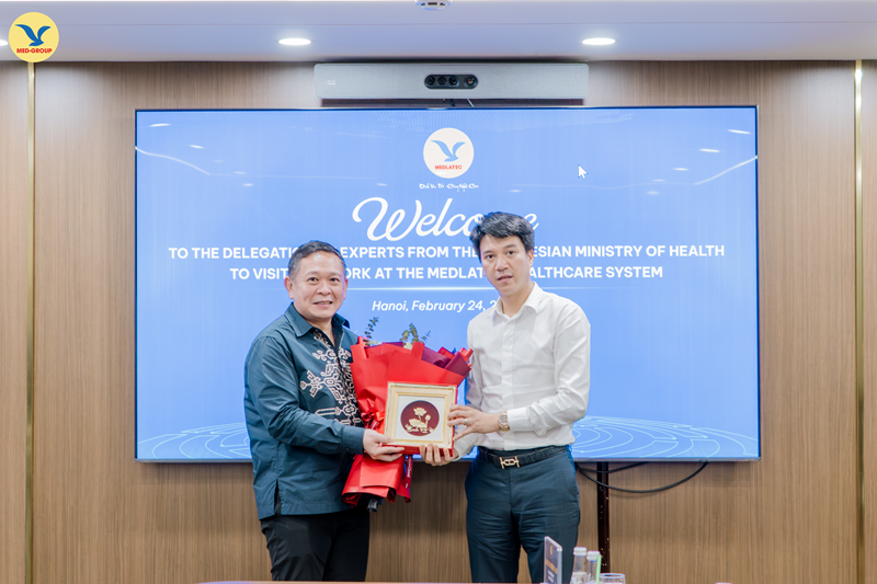 TS. Nguyễn Trí Anh trao tặng món quà lưu niệm tới ông Aristo Setiawidjaja