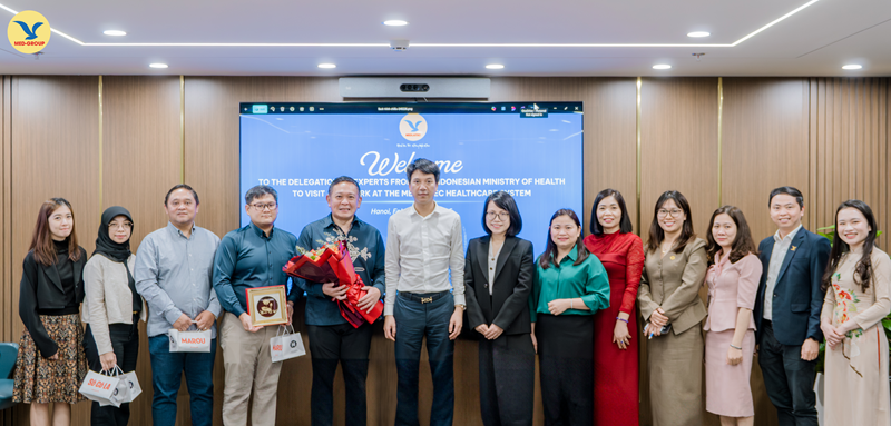 Đại diện hai đơn vị chụp ảnh lưu niệm