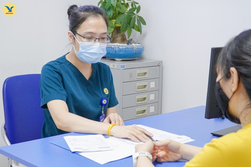 Khám và xét nghiệm giang mai tại đơn vị y tế uy tín là cơ sở quan trọng để đưa ra chẩn đoán đúng.