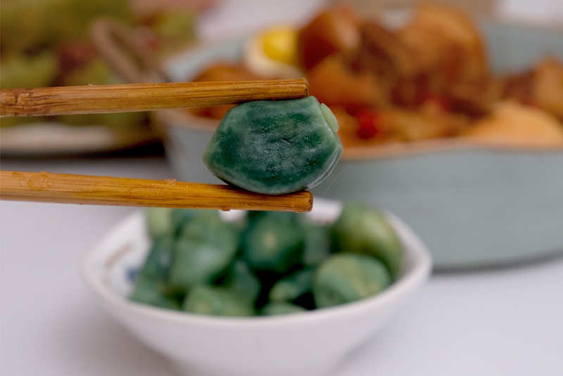 Một số nền ẩm thực châu Á chủ động tạo tỏi ngâm xanh như món tỏi Lạp Bát của Trung Quốc.