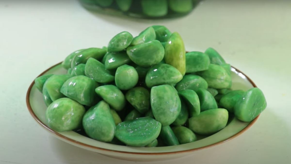 Tỏi ngâm giấm chuyển màu xanh là hiện tượng hóa học tự nhiên, không đồng nghĩa với thực phẩm bị hỏng.