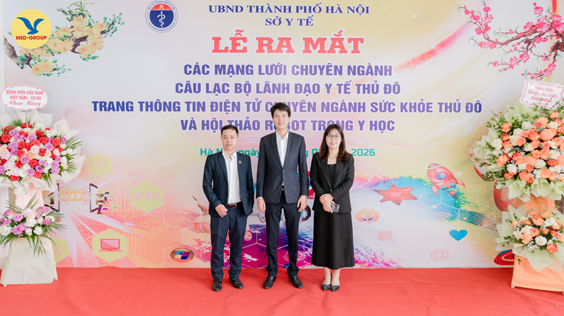 TS. Nguyễn Trí Anh (ở giữa), ông Nguyễn Đức Phương và bà Vũ Thị Phượng đại diện Hệ thống Y tế MEDLATEC tham dự sự kiện