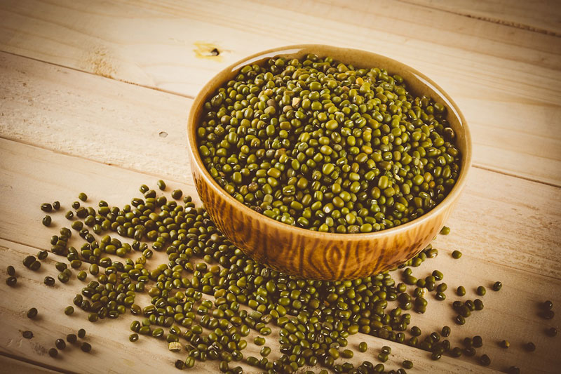 Câu hỏi uống thuốc tây có ăn đậu xanh được không là thắc mắc của nhiều người