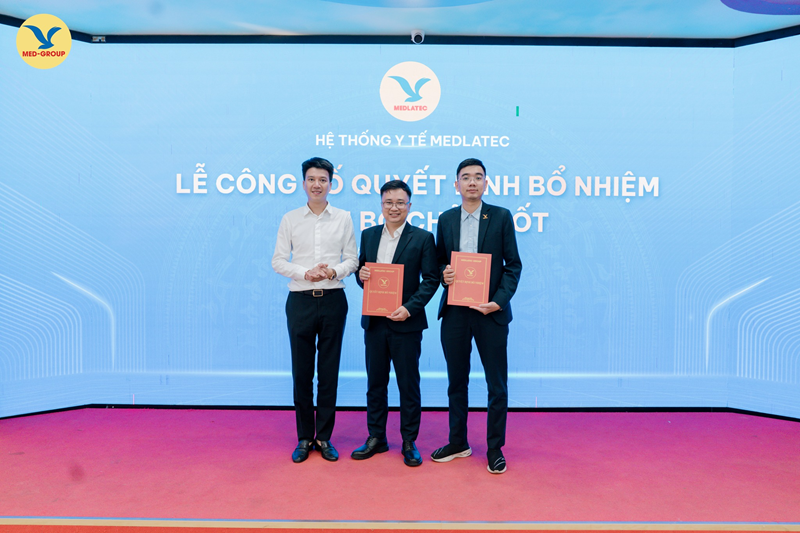 Bác sĩ Tuấn (ở giữa) được nhận quyết định bổ nhiệm vị trí Phó Giám đốc Bệnh viện Đa khoa MEDLATEC