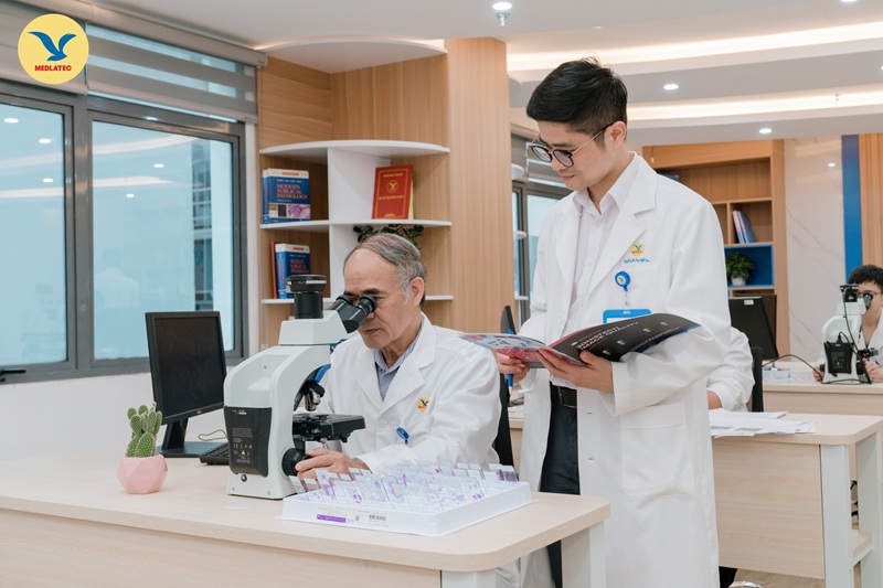 Bác sĩ Thanh cùng chuyên gia làm việc tại Trung tâm Giải phẫu bệnh MEDLATEC