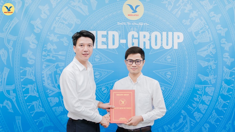 TS. Nguyễn Trí Anh –TổngGiám đốc MEDLATEC Group trao quyết định bổ nhiệm ThS.BSNT Trương Quốc Thanh làm Quyền Giám đốc Trung tâm Giải phẫu bệnh MEDLATEC