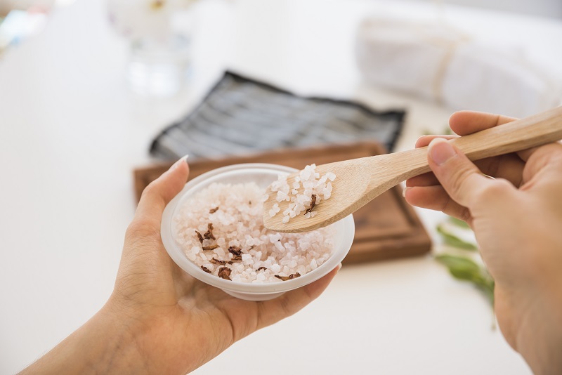 Hỗn hợp muối biển và sữa tươi tẩy da chết an toàn