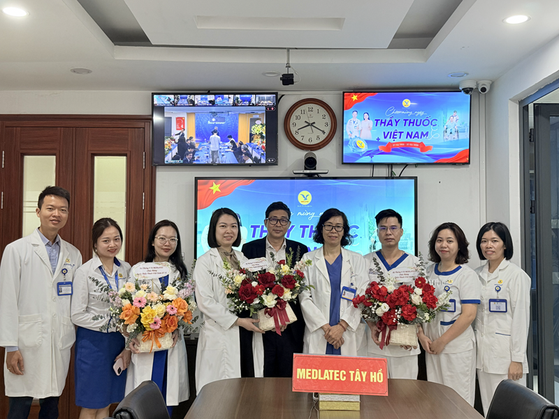 Hình ảnh tại điểm cầu Tây Hồ trong sáng 27/2