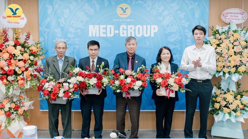 Tổng Giám đốc Nguyễn Trí Anh tặng hoa tri ân Ngày Thầy thuốc Việt Nam tới Hội đồng sáng lập Tập đoàn: GS.AHLĐ Nguyễn Anh Trí, TS. Trần Văn Tính, thầy Trương Thanh Ba và cô Võ Thị Ngọc Lan