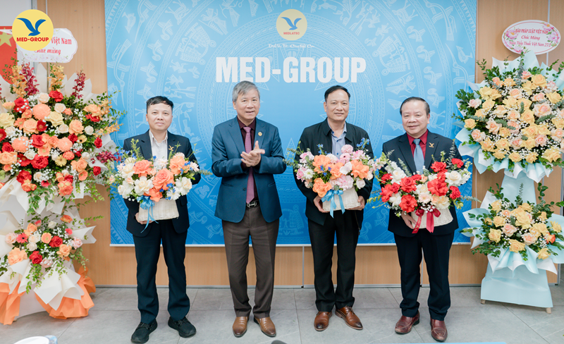 GS.AHLĐ Nguyễn Anh Trí tặng hoa tới các chuyên gia trong Hệ thống