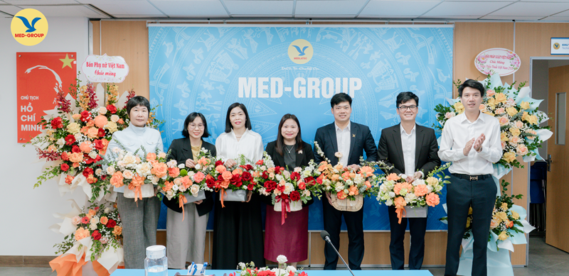 Tổng Giám đốc Nguyễn Trí Anh tặng hoa các y bác sĩ của MEDLATEC
