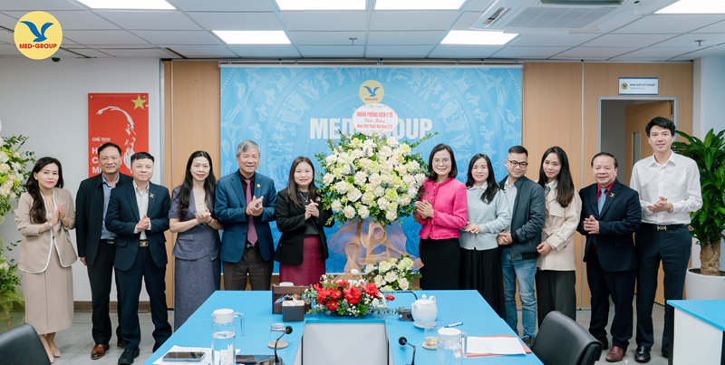 Nhóm phóng viên Y tế từ các cơ quan báo, đài tặng hoa chúc mừng Tập đoàn