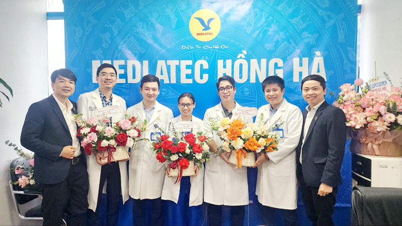Ban lãnh đạo Tập đoàn gửi tặng những bó hoa tươi thắm tới các bác sĩ Bệnh viện Đa khoa MEDLATEC