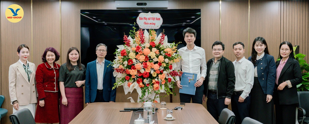 Đại diện lãnh đạo báo Phụ nữ Việt Nam đến tặng hoa và chúc mừng Hệ thống Y tế MEDLATEC nhân ngày Thầy thuốc Việt Nam 27/2