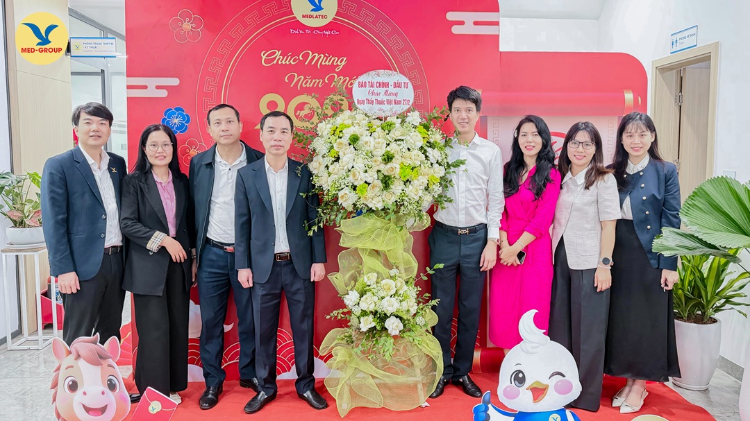 Lãnh đạo báo Tài chính – Đầu tư đến tặng hoa và chúc mừng Hệ thống Y tế MEDLATEC nhân ngày Thầy thuốc Việt Nam 27/2