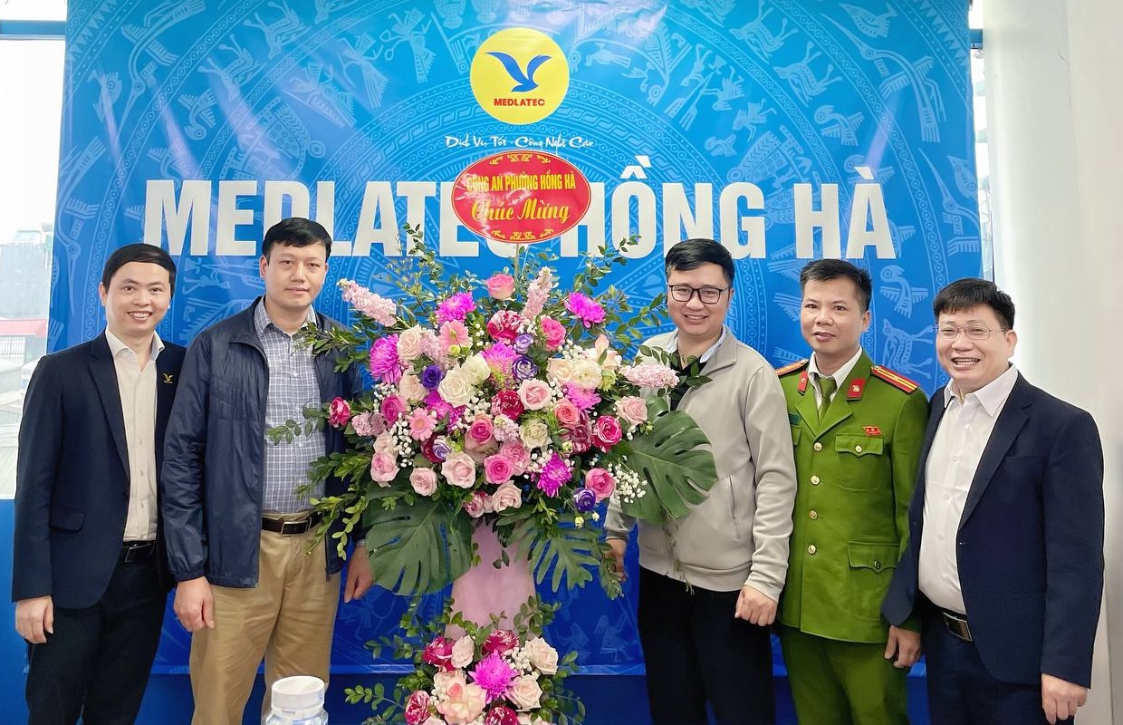 Công An phường Hồng Hà dành tặng lẵng hoa chúc mừng tới CBNV Bệnh viện Đa khoa MEDLATEC