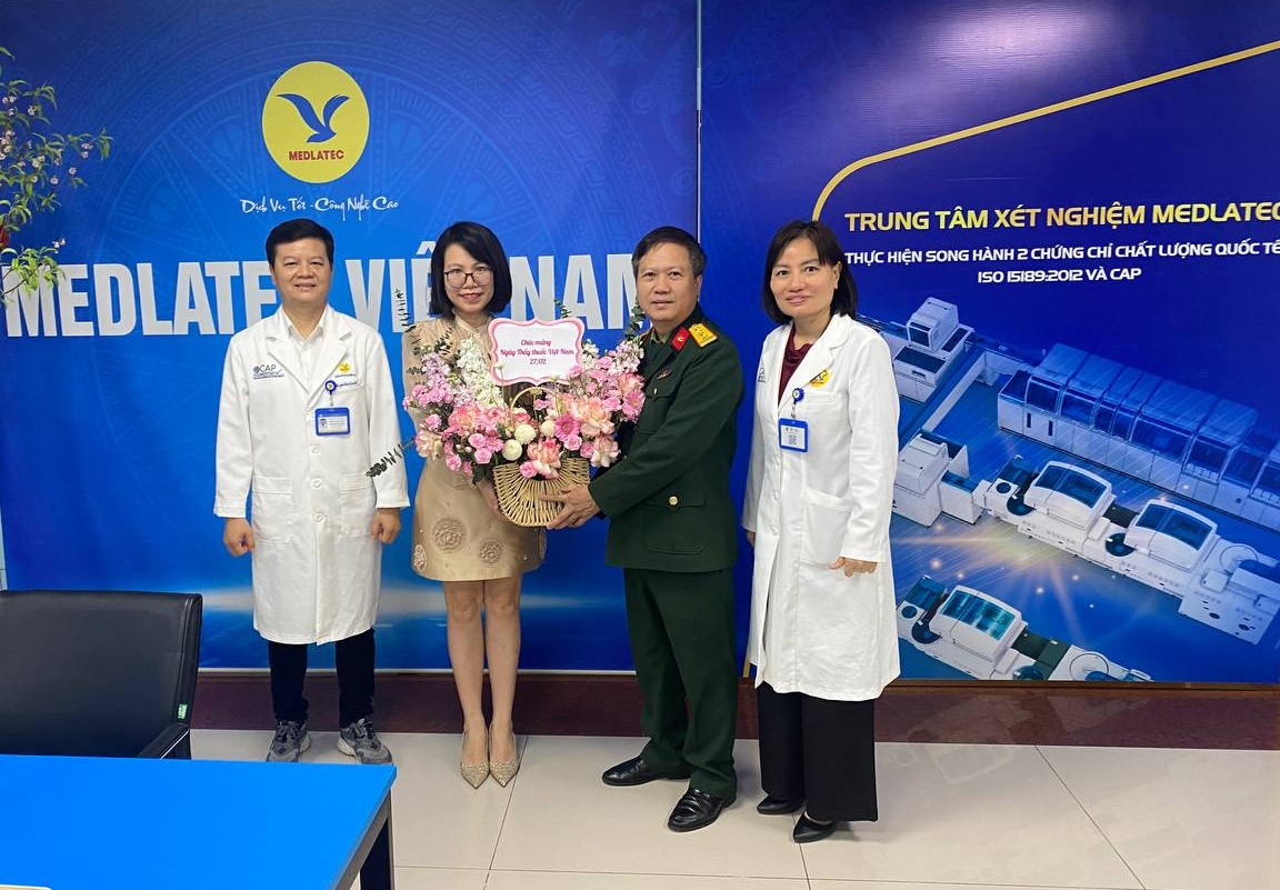 Đại diện cơ quan Quân đội tặng hoa CBNV Y tế tại Phòng khám Đa khoa MEDLATEC Cầu Giấy