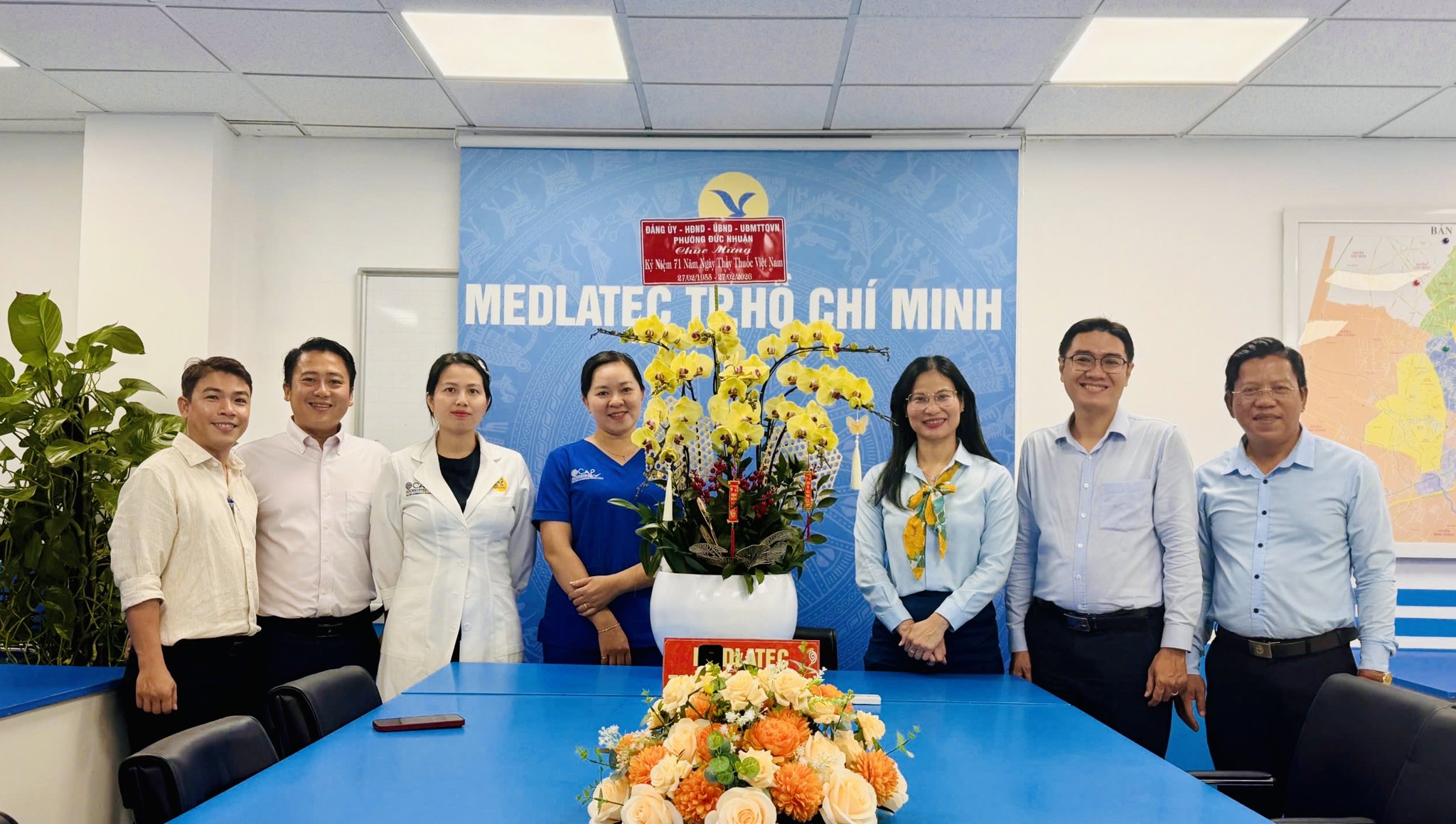 Đảng uỷ- HĐND - UBND- UBMTTQVN phường Đức Nhuận đến tặng hoa và chúc mừng MEDLATEC Đông Nam Bộ