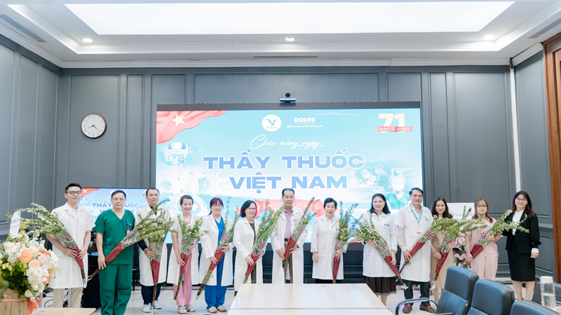 Đội ngũ cán bộ y bác sĩ Bệnh viện Quốc tế Dolife nhận hoa tri ân từ Ban lãnh đạo